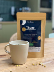 tisane règles douloureuses avec une tasse d'infusion