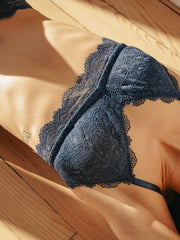 femme allongée en soutien-gorge en dentelle bleue